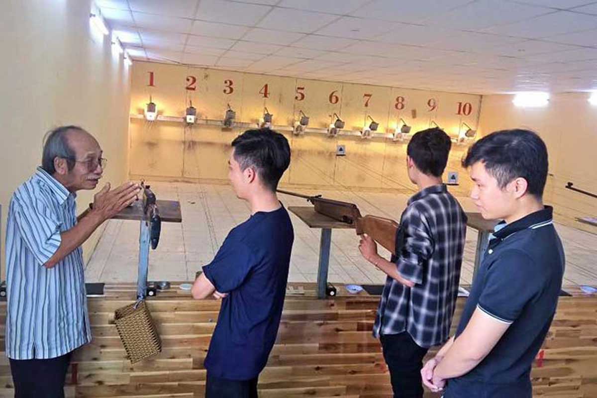 Người lính Vị Xuyên truyền nghề bắn súng cho giới trẻ