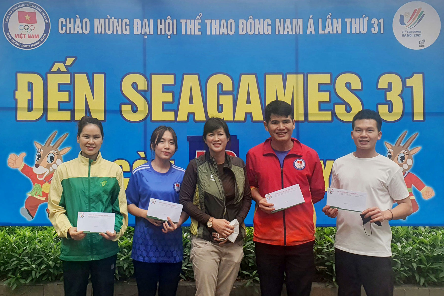 Liên đoàn Bắn súng Thành phố Hồ Chí Minh đến thăm đội tuyển đang tập huấn SEA Games 31